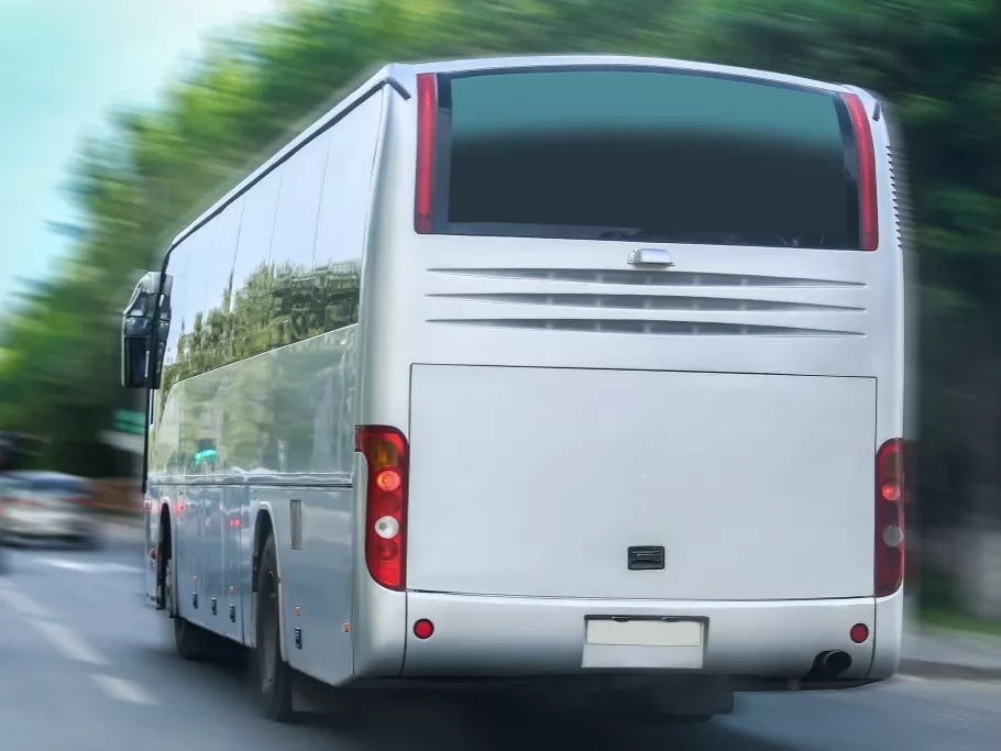 Buszoztasd komfortosan, adj frissítőt és wifit – ez oldhatná meg a munkaerőhiányt?