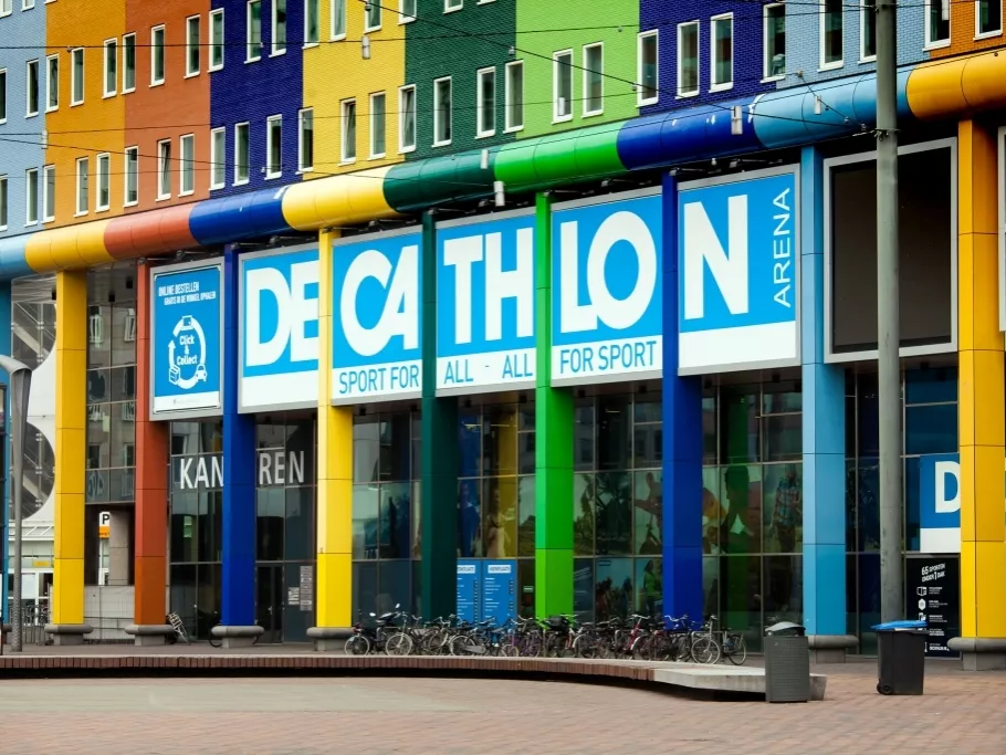 Látássérülteknek szervezett sítúrát a Decathlon az akadálymentesség jegyében