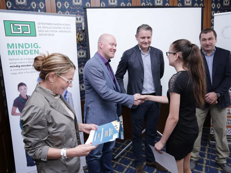 Vagyonőr, kertész és jógaoktató: mit tesz ezekkel a szakmákkal a digitalizáció?