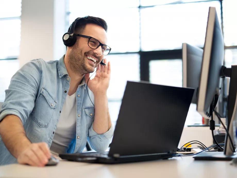 Kedvező lehetőségeket biztosítanak munkavállalóiknak a hazai telefonos ügyfélszolgálatok