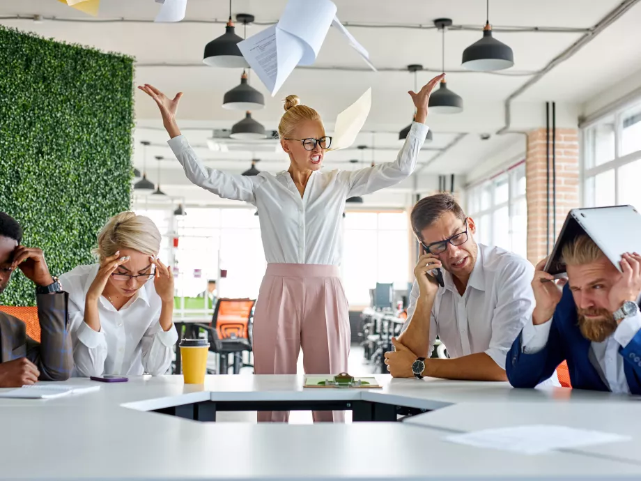 „A főnököm orvosi eset” – nárcisztikus, toxikus, szociopata, pszichopata vezetők a vállalati szférában