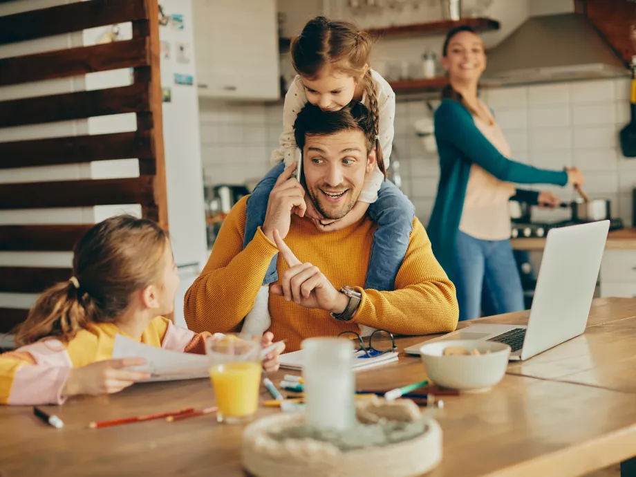 A kisgyerekes szülők jóval motiváltabbak, de mit kérnek cserébe a munkahelyüktől?