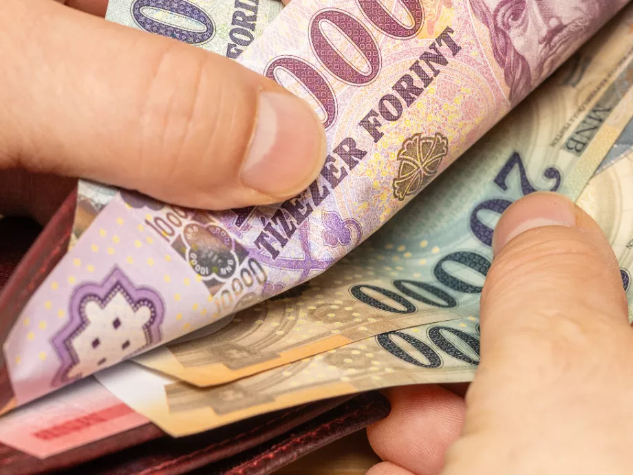 Hogyan alakul 2025-ben a minimálbér és a bérminimum?