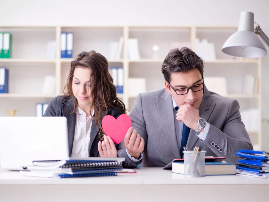 Valentin-napi dilemma: Hogyan kezeljük a munkahelyi románcokat?