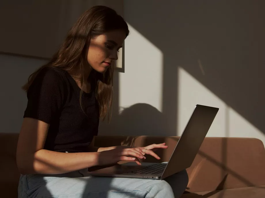 PwC: Megtorpant a női foglalkoztatás előrehaladása