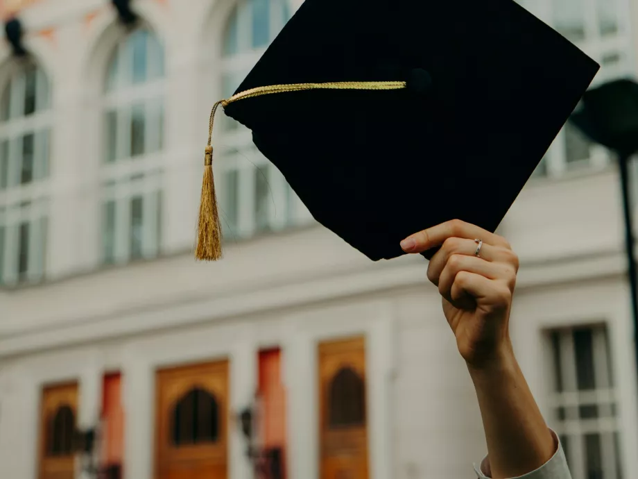 Legalább 40 százalékkal többet kereshetnek itthon a diplomások